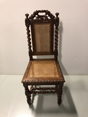 eb046e1f-7ec7-4f59-ac12-35be434a5457.jpg; R-GP-0361/9; Eetkamerstoel met gevlochten rieten zitting en rugpand.; stoelen