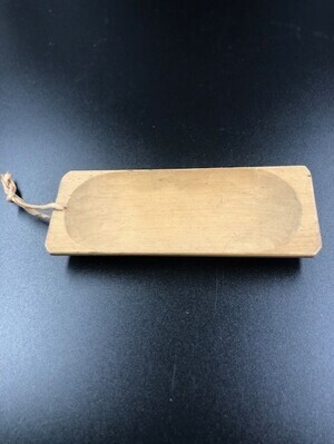 eb65ad69-9a28-439b-8ae7-bc63562d21ea.jpg; 1960-0000-KPO/212; Houten plank met een afgerond middenstuk en een ophanglintje; planken (objecten)