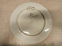 eb8879b6-9c3a-4e88-8d86-f3abd3aaa033.jpg; 2016-0001-OCE; Bord stadsgezicht met Haags Historisch Museum; sierborden (vaatwerk)