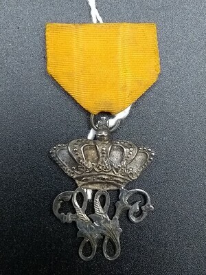 ed55d800-ea86-4fcc-8926-b4fe3ace64ff.jpg; 1997-0537-HHI; Zilveren hanger voorstellende een gekroonde letter 'W', gehangen aan een oranje lint.; insigne (embleem)