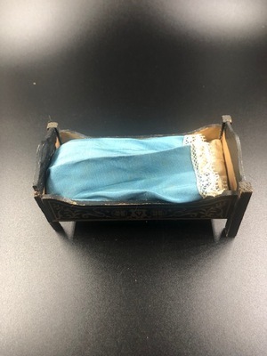 eddfdf1f-8377-41e9-92ca-f108c80bd04d.jpg; 1960-0230-KPO; Houten bed met blauw zijde dek ; bedden (meubilair)