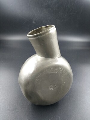 ee981c8d-2c36-4001-9045-bfcf70ce1883.jpg; 1979x0019-OMO; Urinaal afkomstig uit het Oude Mannenhuis te Den Haag.; urinalen