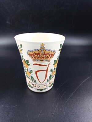 ef5b1b79-25ca-4a00-812b-4f8a636cd151.jpg; 1997-0024-MCE; Beker ter gelegenheid van het 75 jarige verjaardag van Koningin Juliana; drinkbekers