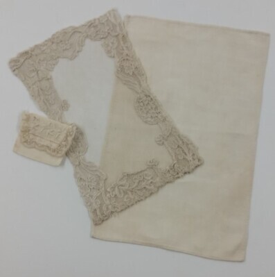 eff8b15f-1dad-4422-9a6f-da0df579868a.jpg; 1960-0282-KPO/18-08/b; Deel van het beddengoed van het bed uit de slaapkamer.; beddengoed