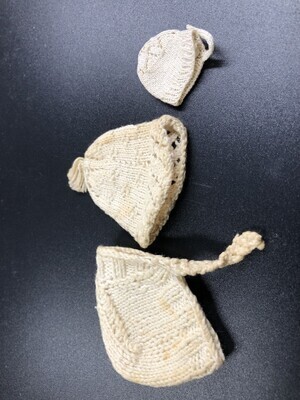 f01f7408-5ad5-45a3-b3b6-7fee14f3581b.jpg; 1960-0274-KPO/047; 3 crème kleurige, gebreide, katoenen mutsen; mutsen