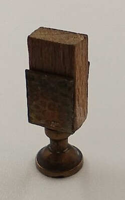 f2e9c059-c6a2-412d-bc5c-9040e3b13c6c.jpg; 1960-0282-KPO/20-17; Luciferstandaard van de tafel in de benedenhal; luciferstandaard