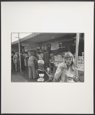 f41158e1-9e7e-4845-9db5-a86924806275.jpg; 2023-0141-PRE; "Etende vrouw" op de Recreade in Den Haag; stadsgezichten (beeldmateriaal)