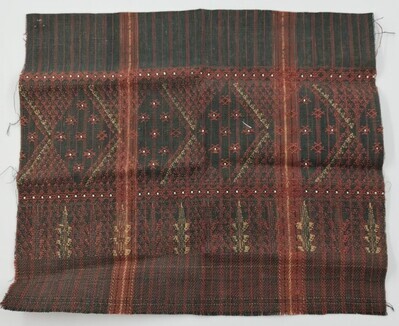 f4b56aeb-31ba-4146-842e-1295ae635b7b.jpg; 1960-0282-KPO/22-14; Zwart-rood-oker kleed met geometrische motieven en kraalwerk.; tapijten