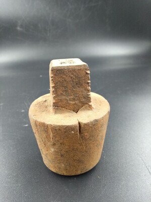 f4ebde9c-3c06-4f1a-abfb-41b49aea583a.jpg; 0000-0107-HHI; Matrijs met stempelvorm van gekroond Haags wapen.; matrijzen (druktechniek)