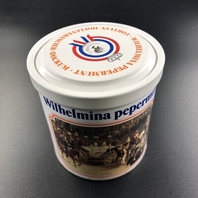 f4f84fa0-fd95-46fc-9b96-be110dafba8f.jpg; 1997-0115-HHI/a-b; Pepermuntblik met deksel van Wilhelmina Pepermunt met foto's van leden van het koninklijk huis.; pepermuntblik