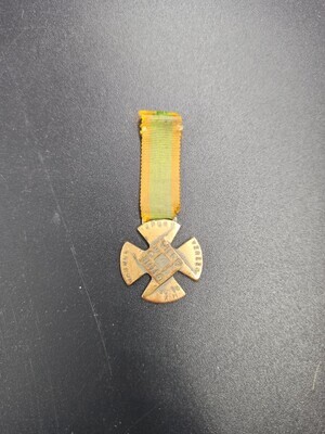 f5bc9a5f-e3e8-4fd5-b9d8-8c1cf6fcbb87.jpg; 0000-0038-MMO; Lintje voor deelname aan 'de Vierdaagsche'; lintje (onderscheiding)