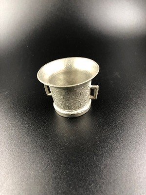 f62a58b8-f4ec-4a87-914e-242de07d8291.jpg; 1960-0000-KPO/145; Tinnen vijzel met twee oren; vijzels