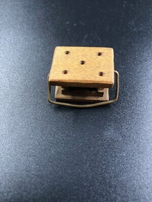 f64e413e-1420-44a3-892a-3a10bc021e00.jpg; 1960-0276-KPO/054; Houten stoof met koperen hengsel ; verwarmingstoestellen