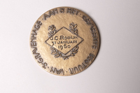 f679244d-e42b-4af0-9391-08944ca4972f.jpg; V-HHM-0319; Het topstuk (bronzen plaquette Haags politiekorps) van de heer J.J.M. Robijn; MijnDenHaag*