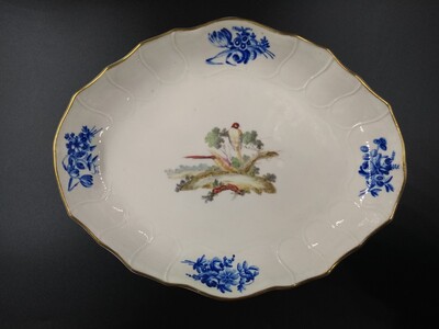 f67bf42e-852c-460a-af92-11ccec7c0c15.jpg; 1940-0280-OCE; Ovale schaal met vogeldecoratie; keramiek (objectgenre)