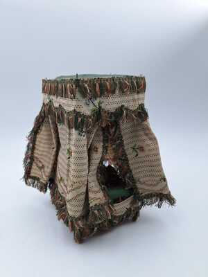 f6c1321c-eaea-40ad-aa04-9b2147d0a7aa.jpg; 1960-0000-KPO/344; Hemelbed met bloemdetails; bedden (meubilair)