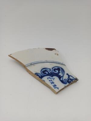 f7ad43b5-72a9-44a1-bb4f-99bd59415dbe.jpg; 336.12; Fragment van aardewerk bord; scherven