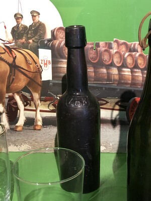 f7cd9b35-78f7-4293-810c-0336f75e45e7.jpg; 1993-0020-HHI; Een ZHB bierfles.; flessen