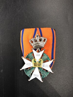 f91277bb-af2e-40e6-818c-ccb574f7cc9e.jpg; 2018-0003-PEO; Replica van Militaire Willems-Orde (MWO) van George John Lionel Maduro.; medailles
