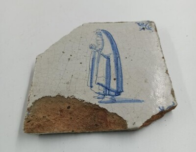 f96e407f-face-4197-ad30-52c53d9cbba2.jpg; 334.01; Delfst blauwe tegel met vrouwenfiguur.; tegels (objectgenre)