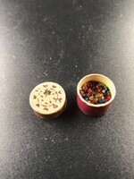 fae74504-c1b3-4ae2-9df7-9a3ce0d63517.jpg; 1960-0289-KPO/086; Klein rond bruin doosje met losse deksel
; dozen (houders)