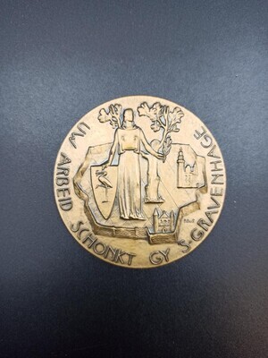 faff5943-c4f3-4689-87a4-5304208cdc3e.jpg; 1988-0003-PEO; Penning van het Gemeentebestuur 's-Gravenhage; onderscheidingen (eretitels)