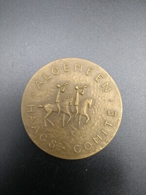 fb543eaf-cf2b-4a64-8683-6bac06296870.jpg; 0000-0228-PEO/1; Algemeen Haags Comité; onderscheidingen (eretitels)