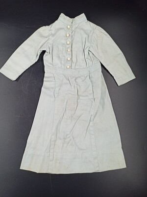 fc71e9fd-2c88-4aee-a2bc-ec3e28dd252c.jpg; 1960-0205-KPO; Lichtblauwe jurk met knopen; poppenkleding