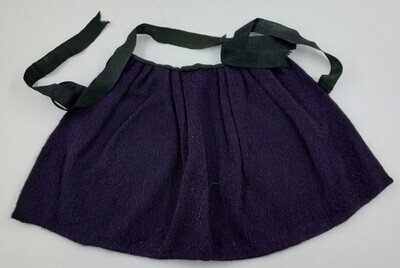 fcb1f5e8-7624-4011-a52c-8f2c4e5ce6c6.jpg; 1960-0207-KPO/g; Schort van donkerblauw, gevilte wollen stof.; poppenkleding