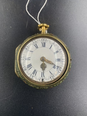 fcb4b960-2739-44e3-a072-e44a5c0184ec.jpeg; 1954-0001-OKU; Horloge in dubbele kast, de binnenste met gegraveerde afbeelding van kerkje. Adres op achterzijde: 'J: Van Ceule Le Jeune 1390Hagae'.; tijdmeetinstrument