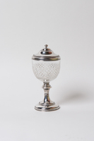 fcfec45d-37f4-459b-b612-0f4c1211fbe2.jpg; V-HHM-1129; Het topstuk (wijnglas met zilveren voet + foto) van mevrouw M.K. Robijn-Verhoeff; MijnDenHaag*