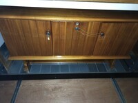 fd0a7b24-27d1-4773-a604-9894e2dbb14e.jpg; 1997-0546-HHI; Houten dressoir met drie deurtjes van Bas van
Pelt ameublement.; dressoir