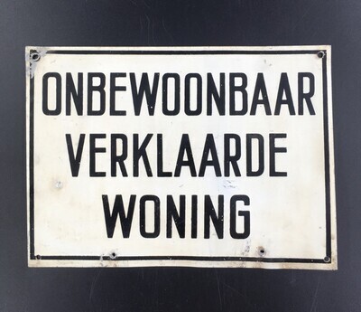 fdd5e38e-7a44-42de-a88d-3e52791dbef7.jpg; 2021-0016-HHI; Bordje Onbewoonbaar verklaarde woning; bord (informatie)