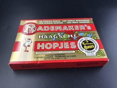 fe10c223-441c-4294-a331-ee80cce000da.jpg; 1981-0030-HHI; Platte kartonen doos in goud en rood, tekst: DE EERSTE EENIGE ECHTE LESSEULS VERITABLES DIE EINZIG ECHTEN THE ONLY enz. HAAGSCHE HOPJES.; dozen (houders)