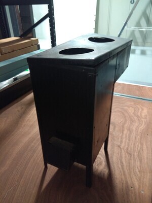 fe69c63a-33ca-4dd0-9e1f-27bcad13afda.jpg; 0000-0102-MMO; Eenvoudige, zwart metalen platbuiskachel.; kachels (verwarmingstoestellen)