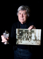 ff3c66a6-b51c-428d-8d02-49dd0070af73.jpg; V-HHM-1129; Het topstuk (wijnglas met zilveren voet + foto) van mevrouw M.K. Robijn-Verhoeff; MijnDenHaag*