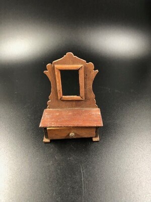 ff48f0af-8404-4298-8722-cca882076dbf.jpg; 1960-0000-KPO/173; Toilettafel; toiletartikelen