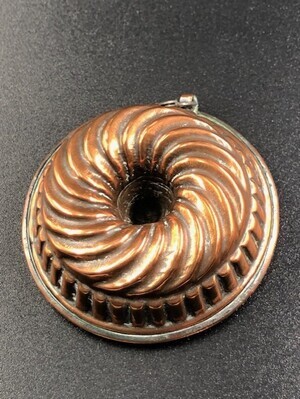 ff743901-2749-4ab7-bb0d-ae96c19fdb73.jpg; 1960-0284-KPO/044; Rood koperen tulband bakvorm; bakvormen