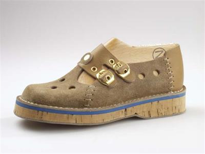 00014.jpg; 00014; 'Scarpantibus'. Inzending voor de International Shoe Design Competition (I.S.D.C.) van 1971. Vermoedelijk ingezonden met 05952.; bandschoen