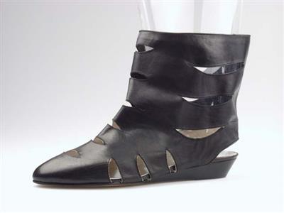 00029.jpg; 00029; Enkellaars met ingesneden schacht en keilhak; enkellaars