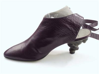 00030.jpg; 00030; slingback met geknoopte enkelband en een hak in de vorm van het mythologische figuur Atlas; slingback