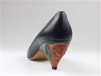 00043..jpg; 00043; Damespump voorzien van hak met het hoofd van een mythologisch figuur; pump