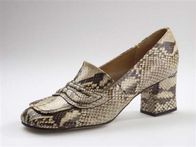 00073.jpg; 00073; 'Quint 1'. Winnaar van de 9de plaats. 1970. Ingezonden samen met 02958; loafer