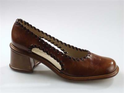 00088.jpg; 00088; 'Tanye 2'. Inzending voor de International Shoe Design Competition (I.S.D.C.) van 1970. Ingezonden samen met 06146.; pump