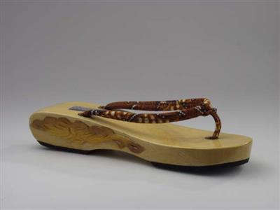 00113.jpg; 00113; Sandaal met y-binding van bedrukte katoen met batikmotief en houten zool.; teenslipper