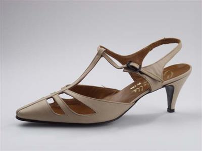00114.jpg; 00114; bandschoen met t-binding en gespsluiting; slingback