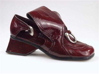 00150.jpg; 00150; schoen met gespsluiting. Mogelijk inzending voor de International Shoe Design Competition (I.S.D.C.) van 1970.; loafer