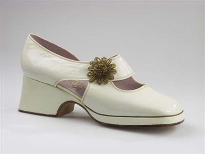 00154.jpg; 00154; 'Jafr 2'. Inzending voor de International Shoe Design Competition (I.S.D.C.) van 1970. Ingezonden met 04096 en 02956.; pump