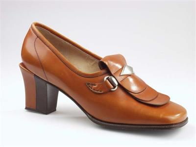 00160.jpg; 00160; Inzending voor de International Shoe Design Competition (I.S.D.C.) van 1968. Ingezonden met 00195 en 04512.; elastiekmolière