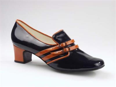 00207.jpg; 00207; 'Laura 1'. Eervolle vermelding bij de International Shoe Design Competition (I.S.D.C.) van 1967. Ingezonden met 00100 en 03092.; pump